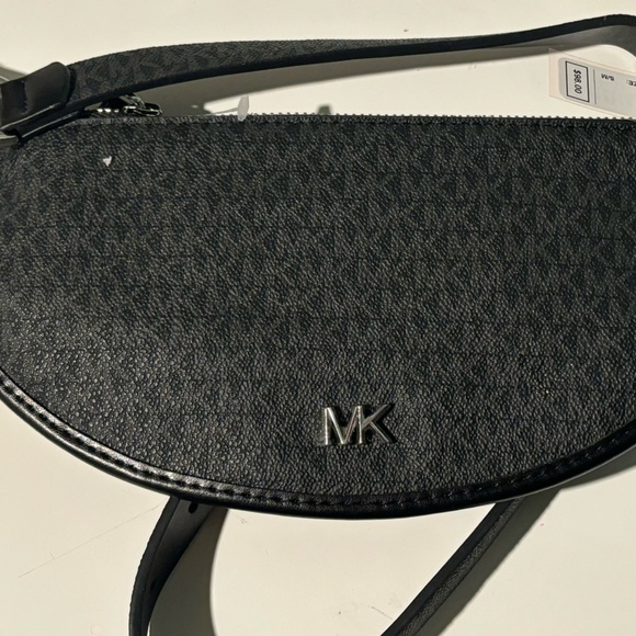 MICHAEL KORS REVERSIBLE BLACK / SIGNATURE LOGO BLACK LEATHER BELT BAG SIZE S/M - Picture 5 of 8